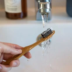 Cepillo de dientes de bambú, dureza media y con carbón activo - Bambaw