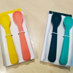 Juego de 2 cucharas para bebés de silicona, color azul y turquesa - Ekobo